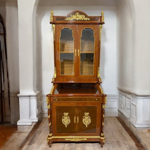 Cristaleira Clássica em Marchetaria com Detalhes Dourados: Sofisticação e Estilo para Sua Casa - 228