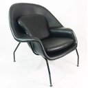 Ver imagem 2 de Poltrona Womb Chair com Puff em Couro Ecológico - Preto