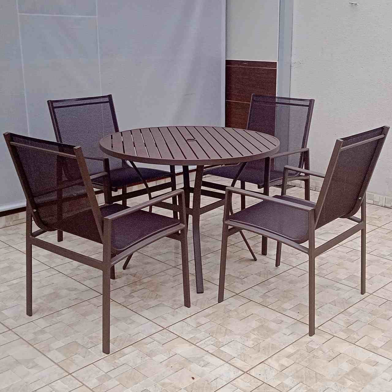 Conjunto Búzios - Mesa com Tampo Ripado em Alumínio com 1.0m de diâmetro e Quatro Cadeiras em Alumín