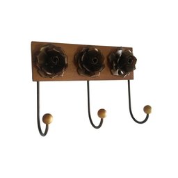 Cabide com Flor para Parede de Madeira Pendurador de Roupas e Toalhas Libertas Rosas Artesanato Cabi - 1