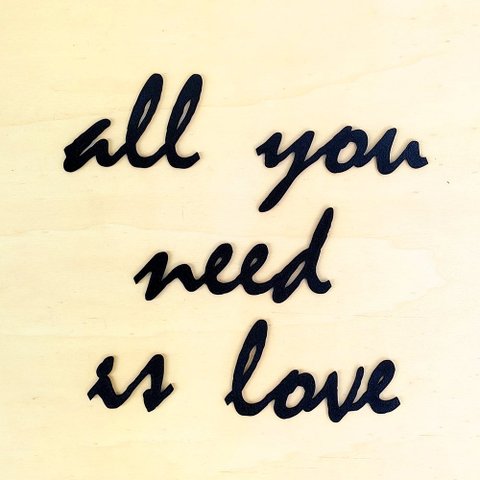 Adorno De Parede All You Need Is Love - Quadro / Frase 70cm comprimento - Toque 3D: Preto