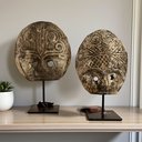 Ver imagem 2 de Máscara Artesanal Asmat Kedir com Base Decorativa