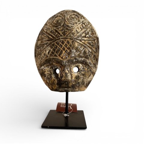 Máscara Artesanal Asmat Kedir com Base Decorativa