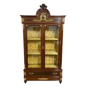 Cristaleira Clássica em Marchetaria com Fundo em Capitonê Amarelo - 240x127x46cm