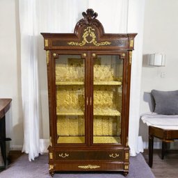 Cristaleira Clássica em Marchetaria com Fundo em Capitonê Amarelo - 240x127x46cm - 2