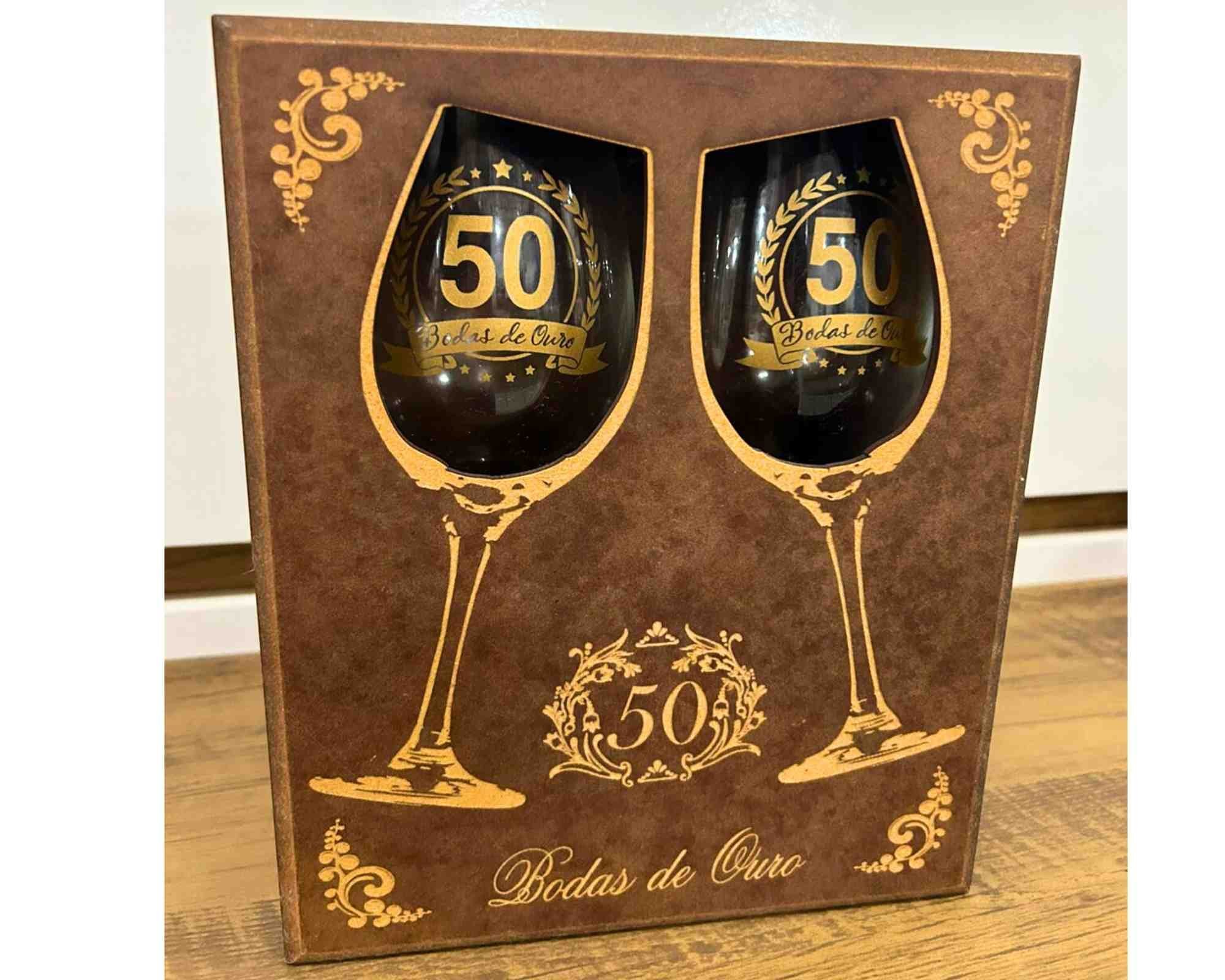 Kit 2 Taças Vinho Bodas de Ouro 50 Anos Camargo Center 99185 - 1