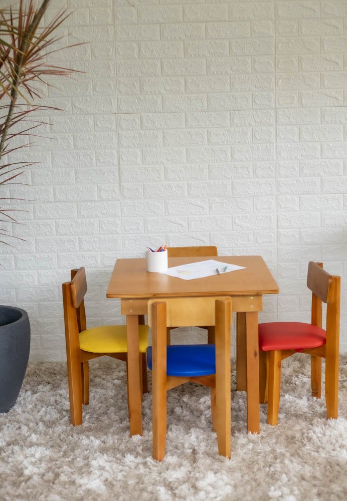 Conjunto Infantil Mesa em Madeira Maciça com 4 Cadeirinhas Estofadas
