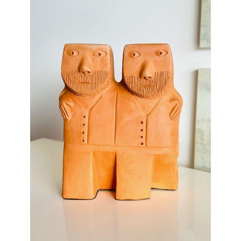 Escultura Casal de Homens Passeando em Cerâmica. Mano de Baé