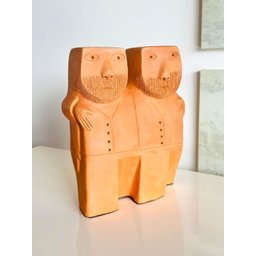 Escultura Casal de Homens Passeando em Cerâmica. Mano de Baé - 2