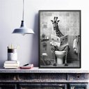 Ver imagem 2 de Quadro Girafa no Banheiro Lendo Jornal 24x18cm:madeira Preta