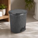 Ver imagem 1 de Lixeira Rattan Cinza Luxo 6 Litros com Pedal Cesto de Lixo para Cozinha Banheiro Lavabo Escritorio e