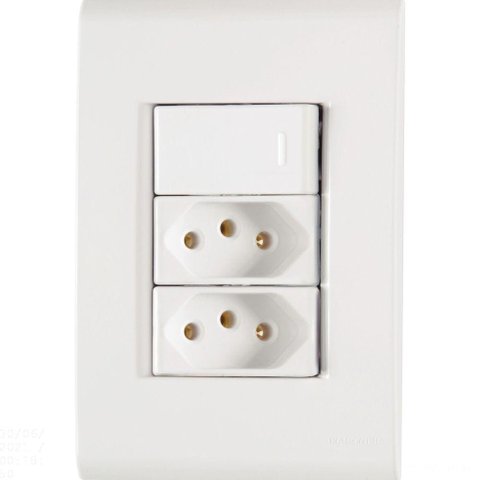 Conjunto 4x2 com 1 Interruptor Simples 10 a 250 V e 2 Tomadas 2p+t 10 a 250 V Liz Branco