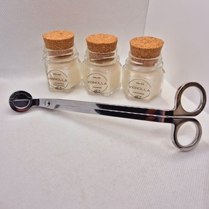 Tesoura Cortar Pavio de Vela e Kit 3 Velas 30gr Aromáticas:prata