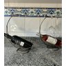 Suporte Vinhos Decorativo Bronze 1 Garrafa e 2 Taças - 6