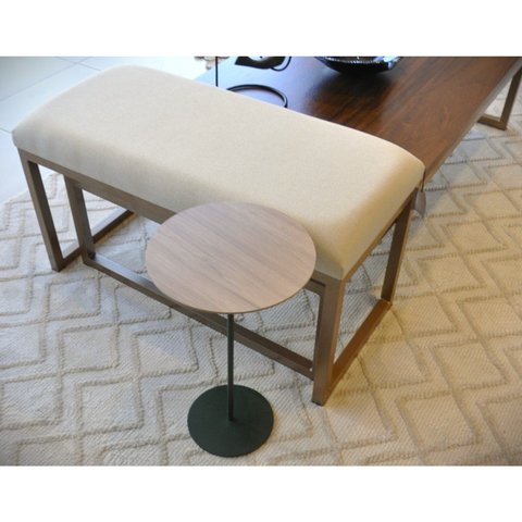 Mesa Lateral Karla - Alta, Tampo Redondo Itapuã e Base Verde Oliva. Bege 100% MDF