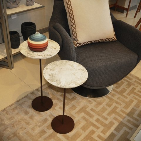 Kit 2 Mesas Laterais Norina - Média / Alta, Tampo Redondo Imerso e Base Aço Corten.