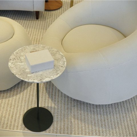 Mesa Lateral NORINA - BAIXA, tampo redondo Imerso e base Verde Oliva. Cinza Marmorizado