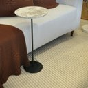 Ver imagem 5 de Mesa Lateral NORINA - BAIXA, tampo redondo Imerso e base Verde Oliva. Cinza Marmorizado