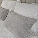 Ver imagem 4 de Kit 2 Capas Almofada Baguete Bouclé 50x30 – Zíper Invisível, Texturizado