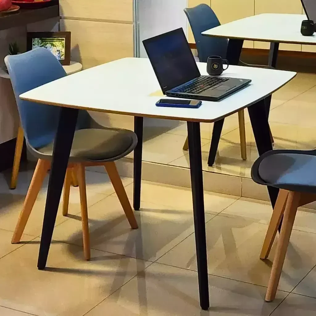 Ver imagem 6 de Mesa de Madeira Quadrada Especial 90cm Branco Pés Pretos - Dina