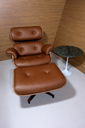 Ver imagem 2 de Poltrona Charles Eames com Puff - Couro Marrom Telha 215 - Pau-Ferro