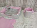Ver imagem 6 de Kit Pet Caes e Gatos Cesto Organizador Cama M Personalizada Jogo Americano Rosa Caminha M com Ziper