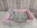 Ver mais imagens de Kit Pet Caes e Gatos Cesto Organizador Cama M Personalizada Jogo Americano Rosa Caminha M com Ziper
