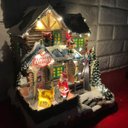 Ver imagem 3 de Vila Natalina Papai Noel Natal Duende Casinha Som LED Rena Giratoria Enfeite Mesa Estante Recepçao C