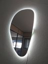 Ver mais imagens de Espelho orgânico decorativo iluminado com led frio 43x76cm