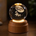 Ver imagem 4 de Luminaria Infantil LED 7 Cores RGB Giratoria Globo Astronauta 3D Abajur de Mesa Esfera Madeira Decor