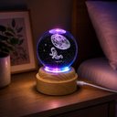 Ver imagem 2 de Luminaria Infantil LED 7 Cores RGB Giratoria Globo Astronauta 3D Abajur de Mesa Esfera Madeira Decor