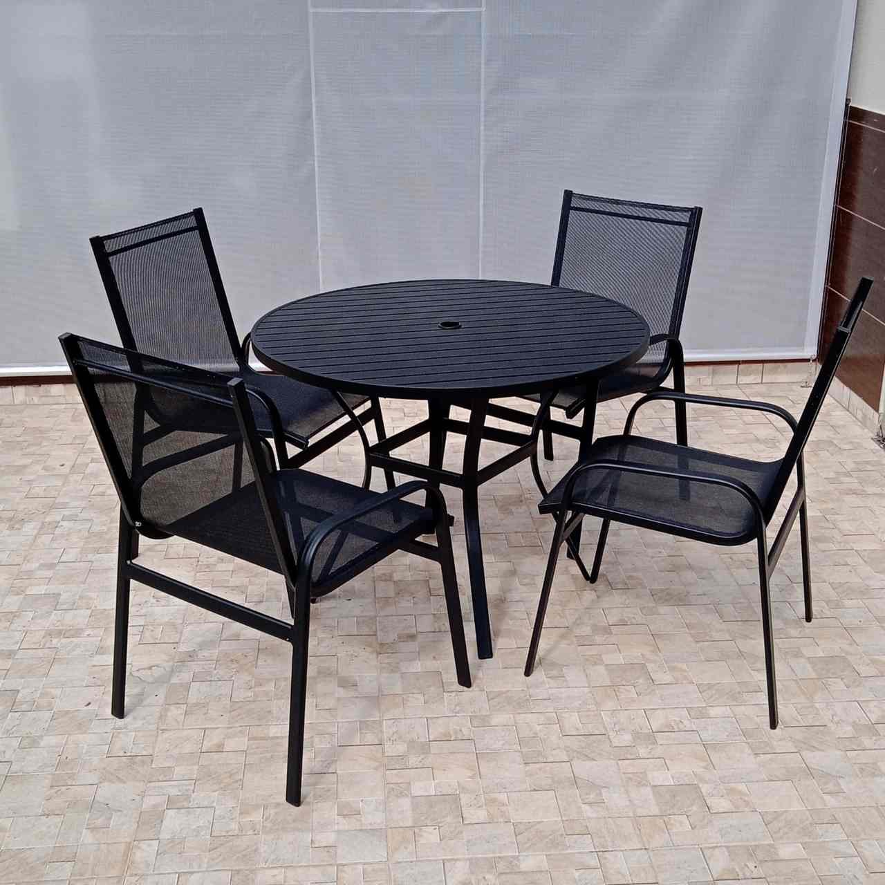 Conjunto Maresias - Mesa com Tampo Ripado em Alumínio com 1.0m de diâmetro e quatro Cadeiras em Alum