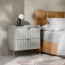 Ver imagem 2 de Mesa de Cabeceira Offwhite em Madeira Mdf Moriah 60cm Pés de Ferro Dourado