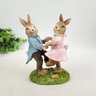 Casal De Coelhos De Resina Dançando 13x9x5cm Páscoa - 2
