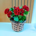 Ver imagem 1 de Vasos Trançado em Vime com Buque de Rosas Vermelhas - Marrom