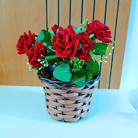 Vasos Trançado em Vime com Buque de Rosas Vermelhas - Marrom