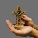 Ver imagem 2 de Crucifixo Cruz de Mesa e Parede Medalha de São Bento Madeira 12 Cm