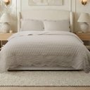 Ver imagem 1 de Kit Cobre Leito Chanel Casal Micropercal 300 Fios Colcha 3 Peças Dupla Face Matelassê Relevo Fendi