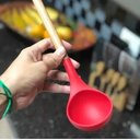 Ver imagem 5 de Concha de Silicone com Cabo Madeira para Feijão e Molho em Casa Tem