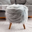 Ver imagem 2 de Kit 2 Puff Pelúcia Premium Redondo Decorativo Peludo Pelo Alto Pés Madeira Palito com Enchimento Cor