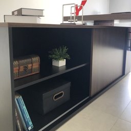 Conjunto 2 Peças com Mesa para Escritório Diretor em L em Tamburato e Armário Multiuso Baixo Charuto Preto - 15 Conjunto 2 Peças com Mesa para Escritório Diretor em L em Tamburato e Armário Multiuso Baixo Charuto Preto - 15