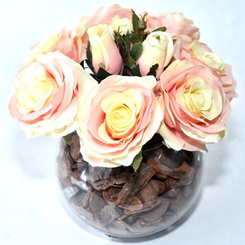Arranjo de Rosas Artificiais Amarelas Rosadas em Vaso de Vidro