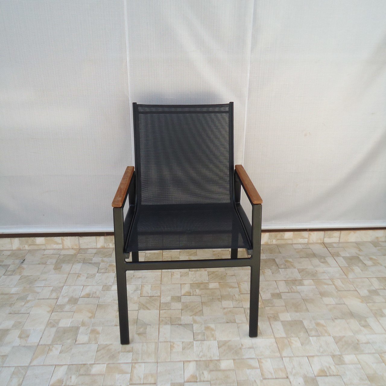 Cadeira Búzios - Alumínio Preto com Tela Sling Preta com Aplicação em Madeira MÓVEIS E LAZER