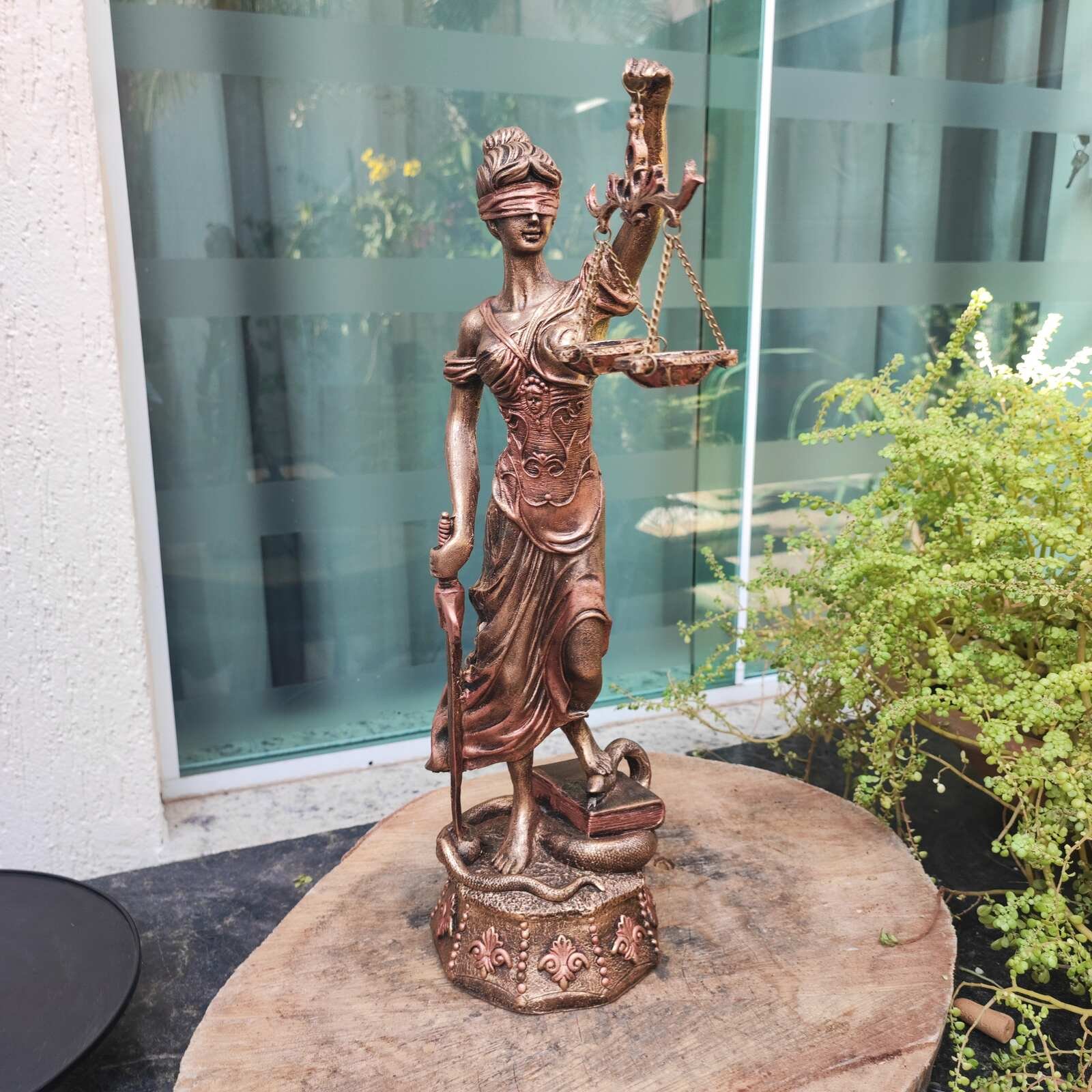 Themis Estátua Decorativa Deusa Dama da Justiça 45 Cm Grande Loja Mistica Oficial