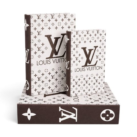 Conjunto de 3 Caixas Decorativas Louis Vuitton em MDF g: a: 30cm L: 21cm P: 7cm m: a: 26cm L: 17cm P