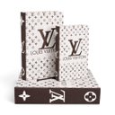 Ver imagem 1 de Conjunto de 3 Caixas Decorativas Louis Vuitton em MDF g: a: 30cm L: 21cm P: 7cm m: a: 26cm L: 17cm P