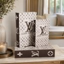 Ver imagem 2 de Conjunto de 3 Caixas Decorativas Louis Vuitton em MDF g: a: 30cm L: 21cm P: 7cm m: a: 26cm L: 17cm P