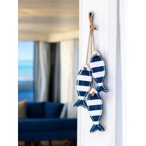 Penduricalho Trio de Peixes em Madeira  com Listra Azul Marinho 41x9x5,5