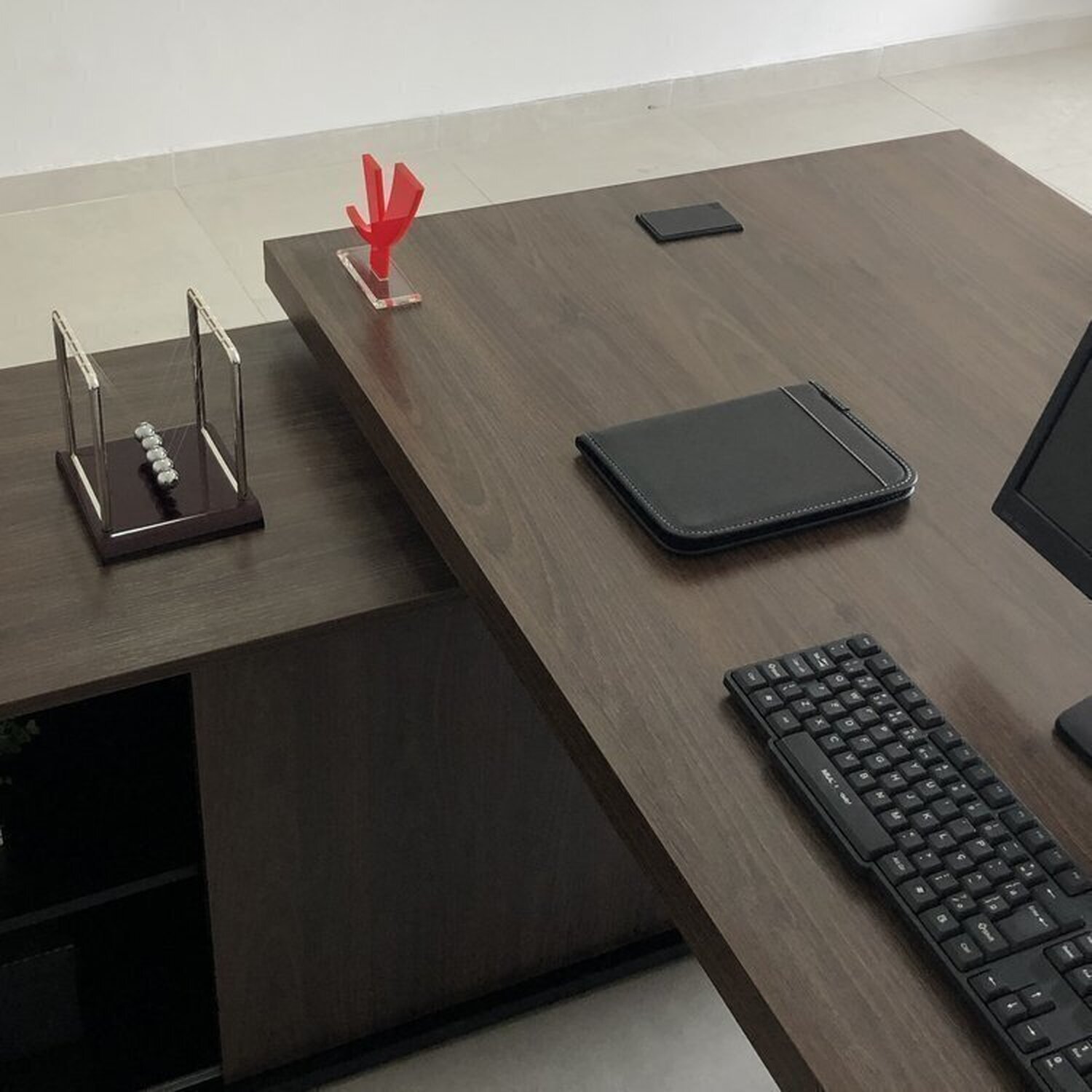 Kit 3 Peças com Mesa para Escritório Diretor em L,  Armário Multiuso Baixo e Gaveteiro 3 Gavetas - 17