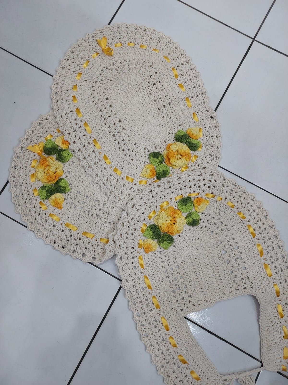 Jogo de Tapetes para Banheiro Croche em Barbante: Cru com Amarelo - 1